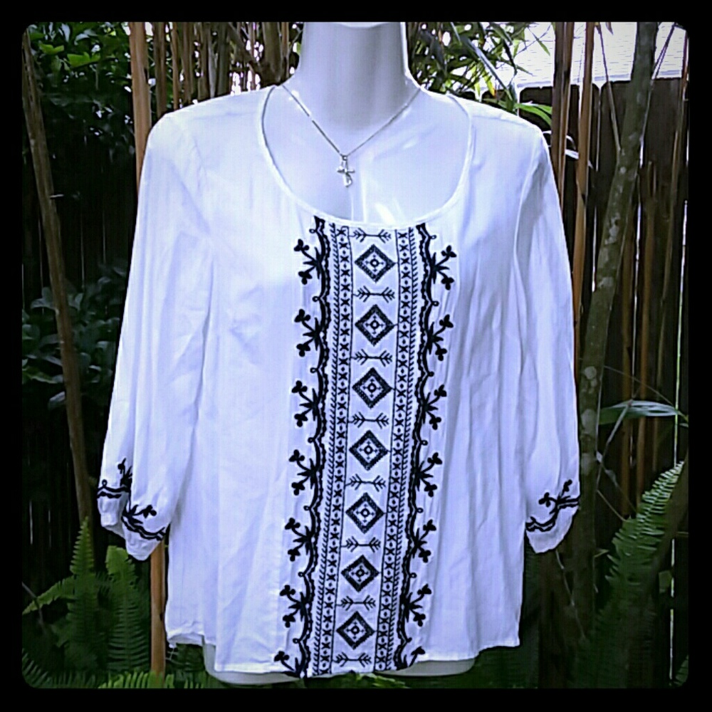 Forever 21 Boho embroidered 3/4 sleeve top